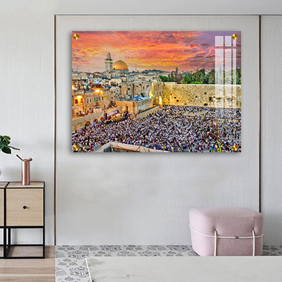 הכותל המערבי וכיפת הזהב בשמי שקיעה סגולים וכתומים עם קהל גדול על קנבס או זכוכית